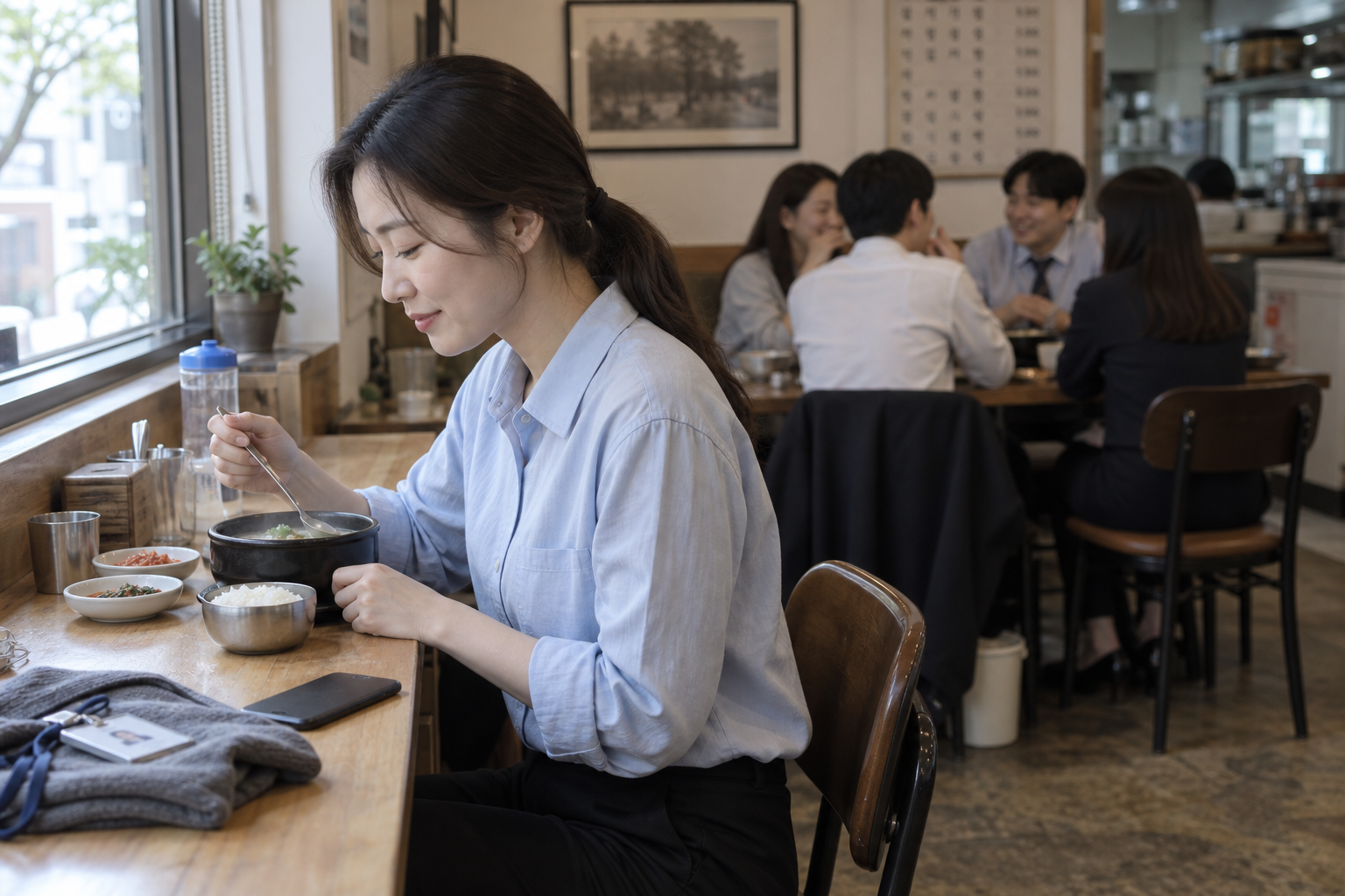 점심 식당 창가에서 혼자 편안하게 식사하는 한국 직장인, AI 생성 이미지